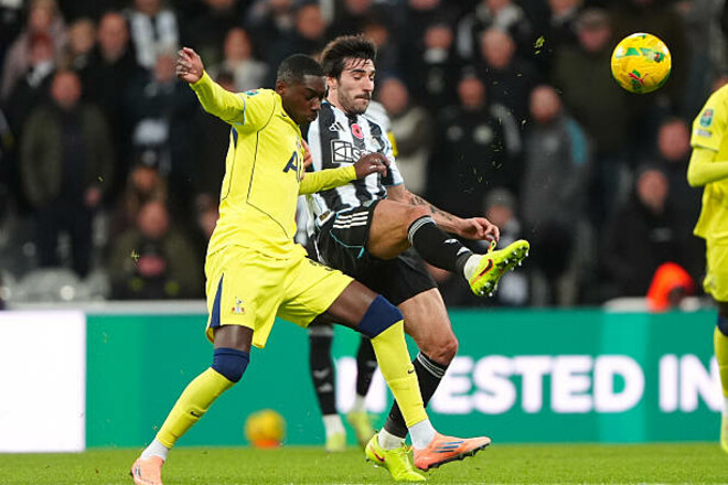 Сороки летят в четвертьфинал. Ньюкасл переиграл Тоттенхем в Кубке лиги