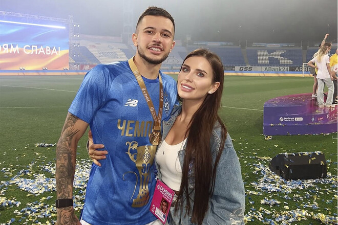 ВИДЕО. Футболист Динамо смотрел матч с Шахтером на фан-секторе. Эмоции