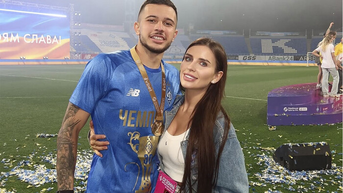 ВІДЕО. Футболіст Динамо дивився матч із Шахтарем на фан-секторі. Емоції