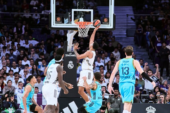 Евролига: Разгромы от Реала и Жальгириса, результативная игра в Белграде