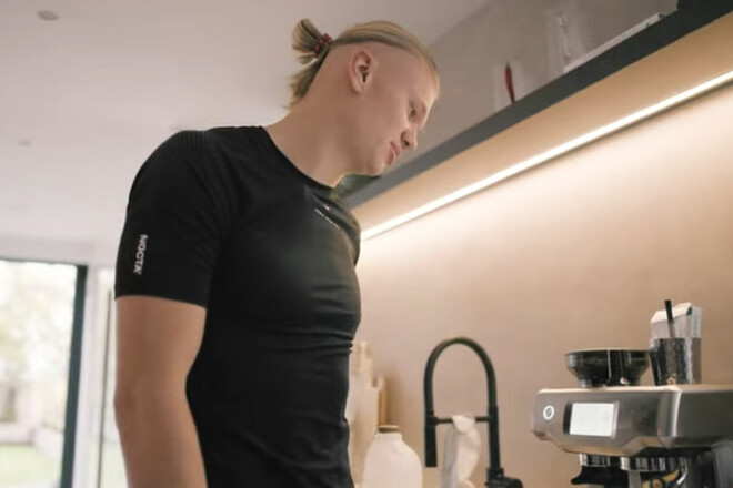 Холанд п'є сире молоко після тренувань із Манчестер Сіті