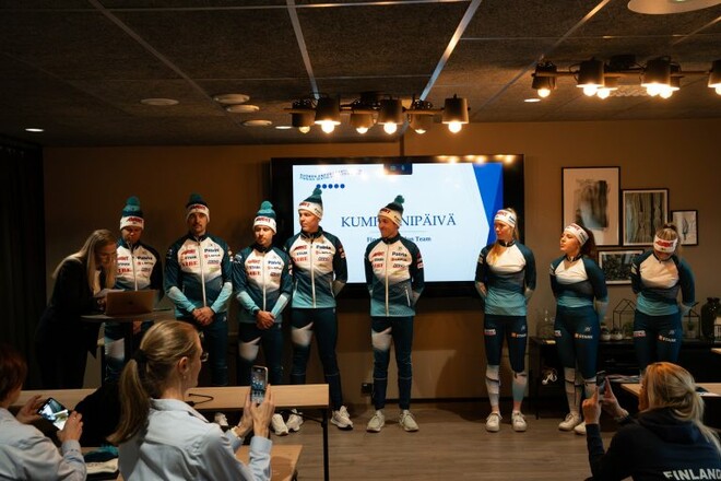 ФОТО. Слід чемпіонки: збірна Фінляндії з біатлону презентувала екіпірування
