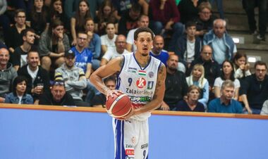 ВІДЕО. У чемпіонаті Угорщини гравець вдарив кулаком уболівальника