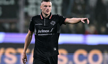 ВИДЕО. Варди в 38 лет забил второй мяч в Серии А. Пострадал Ювентус