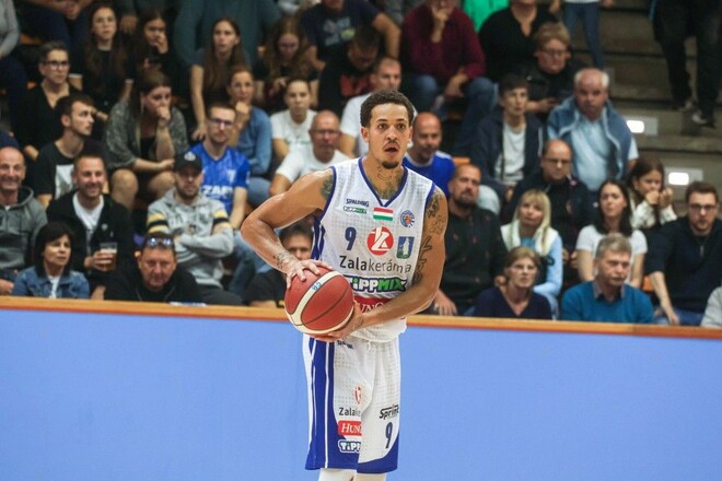 ВІДЕО. У чемпіонаті Угорщини гравець вдарив кулаком уболівальника