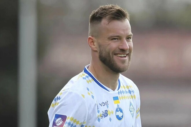 ФОТО. Ярмоленко схопив за шию футболіста збірної України у Класичному