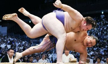 Украинский сумоист победил и сохраняет шансы на титул в Токио