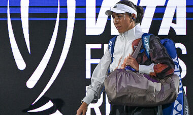 Defeat Hoff. What does the group table of Steffi Graf look like after the first round