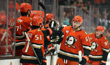 НХЛ. 7 шайб Анахайма с хет-триком, победы Вегаса, Бостона и Колорадо