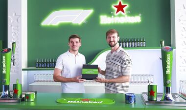 Ферстаппен презентовал уникальный билет на все гонки сезона Ф1