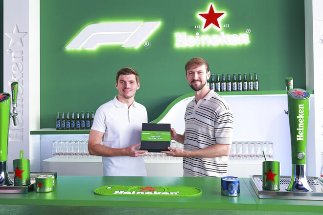 Ферстаппен презентовал уникальный билет на все гонки сезона Ф1