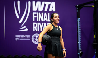 Jessica Pegula as Jasmine Paolini. Forecast and announcement for the WTA Finals 2025 match