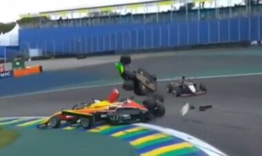 ВИДЕО. Ужасная авария в Бразилии. Болид на скорости перевернулся в воздухе
