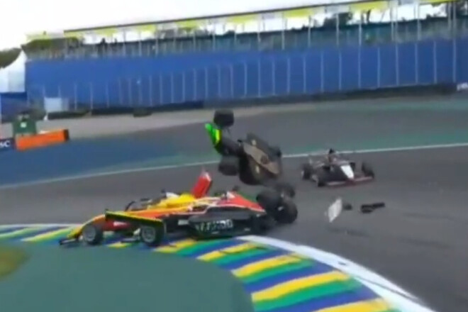 ВІДЕО. Жахлива аварія у Бразилії. Болід на швидкості перевернувся у повітрі