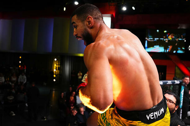 Удар коленом в прыжке. Бонфим одержал яркую победу на UFC в Лас-Вегасе