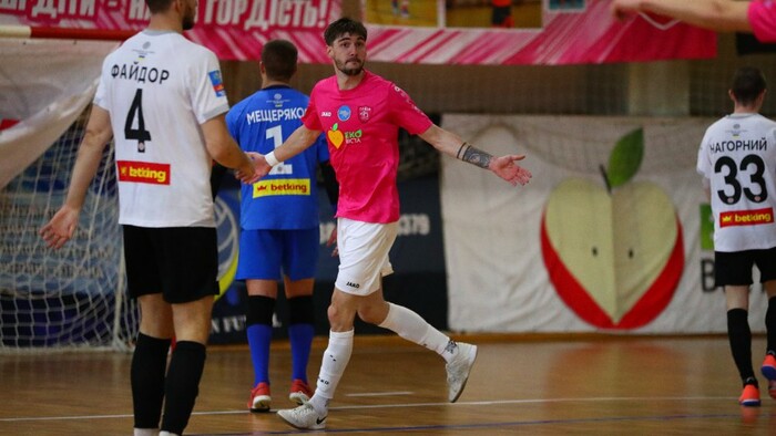 Экстралига. Сокол разбил Атлетик, Фурнитура дожала Кардинал