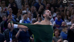 ВИДЕО. Джокович разорвал на себе футболку после выигранного трофея в Афинах