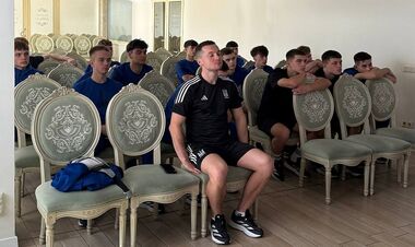 ВИДЕО. Украина U-19 провела фотосессию перед стартом ЧЕ-2025 по футзалу