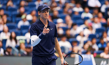 Синнер в 1/8 финала Пекина подарил сет французу, а затем прописал ему 6:0