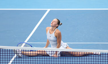 ФОТО ДНЯ. Костюк растянулась в продольный шпагат прямо на корте