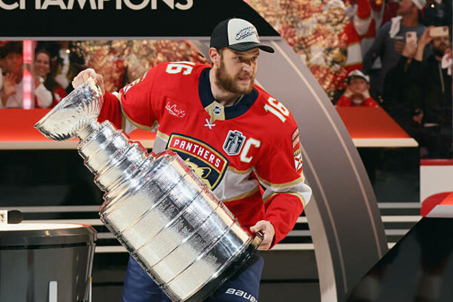 Катастрофа для чемпиона НХЛ. Капитан Флориды выбыл на 7-9 месяцев