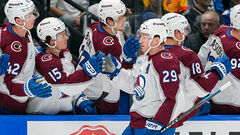 НХЛ. 5 очков Маккиннона, 7 подряд побед Анахайма, успехи Чикаго и Каролины