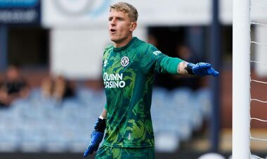 ВИДЕО. Мяч в спину. Украинский вратарь отметился автоголом в Шотландии