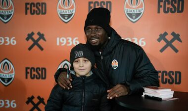 ФОТО. Лассина Траоре встретился с болельщиками Шахтера во Львове