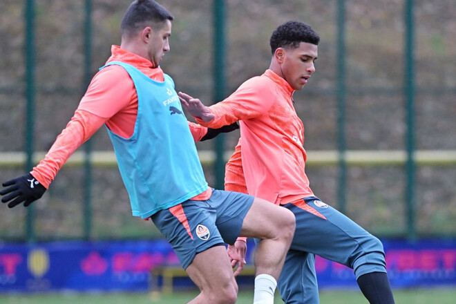 ФОТО. Шахтер проводит тренировки без сборников