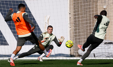 ФОТО. «Не сегодня, Бобби». Лунин и Эндрик поиграли в футбол – на тренировке