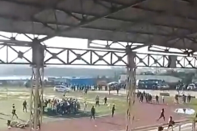 ВИДЕО. Хаос в ДР Конго: матч чемпионата прерван из-за беспорядков, стрельбы