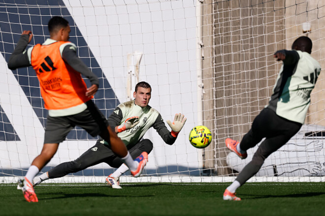 ФОТО. «Не сьогодні, Боббі». Лунін і Ендрік пограли у футбол – на тренуванні