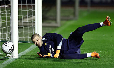 Кіпер збірної Франції отримав скандал через лайк у соцмережах. Що сталося