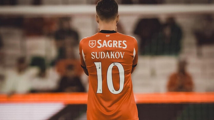 ФОТО. Фанаты Бенфики пришли в комментарии к Судакову. Они были злы