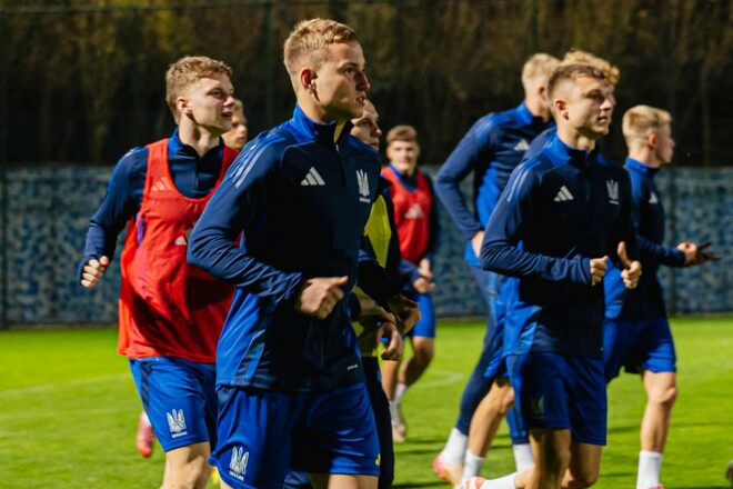 ФОТО. Режим дворазових тренувань. Українська молодіжка готується до гри