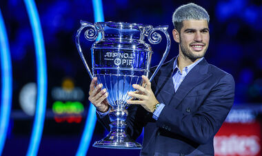 ФОТО. Алькарас получил трофей за первое место в рейтинге по итогам сезона