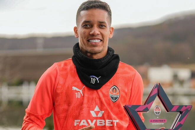 ФОТО. Вручен приз лучшему игроку октября 2025 года в Шахтере