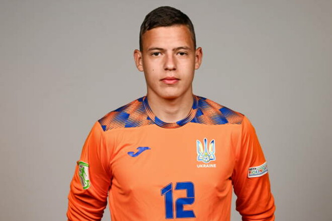 Голкипер сборной Украины был вынужден покинуть поле из-за травмы