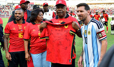 ВІДЕО. Мессі отримав унікальний трофей з рук президента Анголи