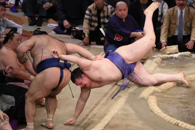 Слідом за йокодзуною. Українець Аонішікі виграв 6-ту сутичку на Kyūshū bash