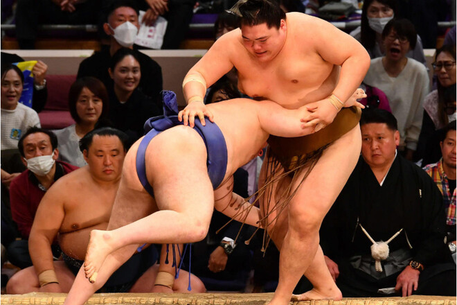 Kyūshū basho. Явгусишин одержал седьмую победу и вышел на второе место