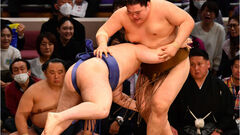 Kyūshū basho. Явгусишин одержал седьмую победу и вышел на второе место