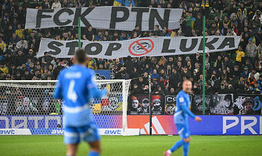 ФОТО. Украинские фанаты обратились к миру во время матча с Исландией