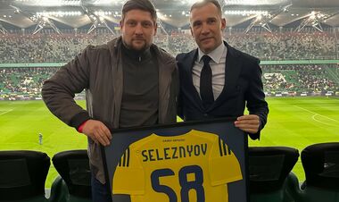 Seleznyov and Fedetsky received Ukrainian national team t-shirts from Andrii Shevchenko