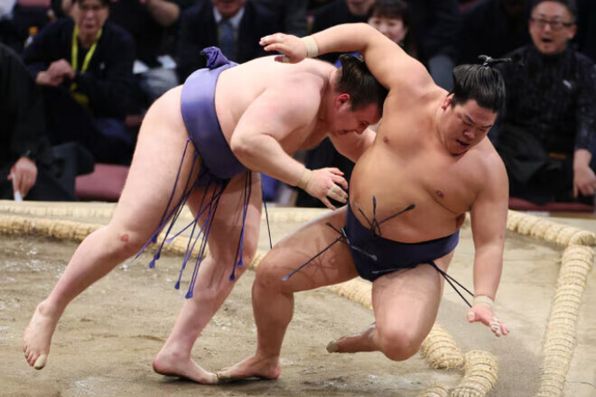 Kyūshū basho. Явгусишин виграв ввосьме і продовжує переслідувати Оносато