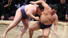 Kyūshū basho. Явгусишин выиграл 8-й раз и продолжает преследовать Оносато