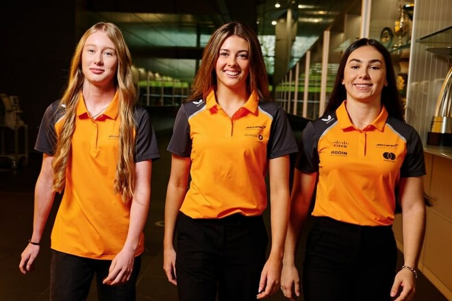 Макларен подписал контракт с тремя гонщицами. Среди них – дочь чемпиона