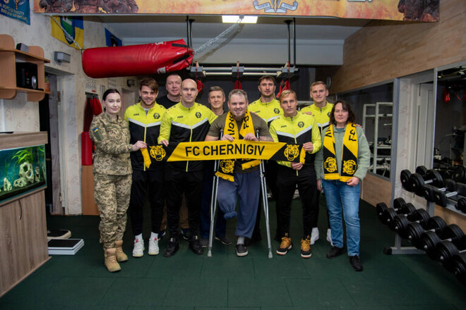 Клуб Першої ліги відвідав військовий госпіталь. Подарували техніку