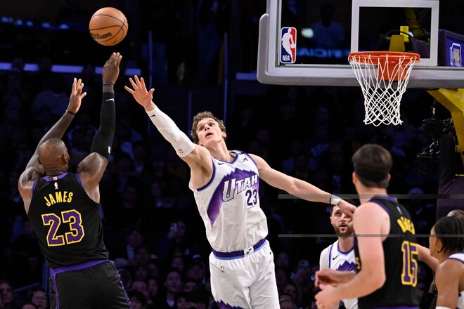 НБА: повернення Леброна, гарна гра Михайлюка, чергова перемога Детройта