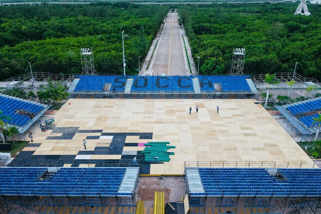 ФОТО. Як у мексиканському Канкуні зводять тимчасову арену для ЧС з socca